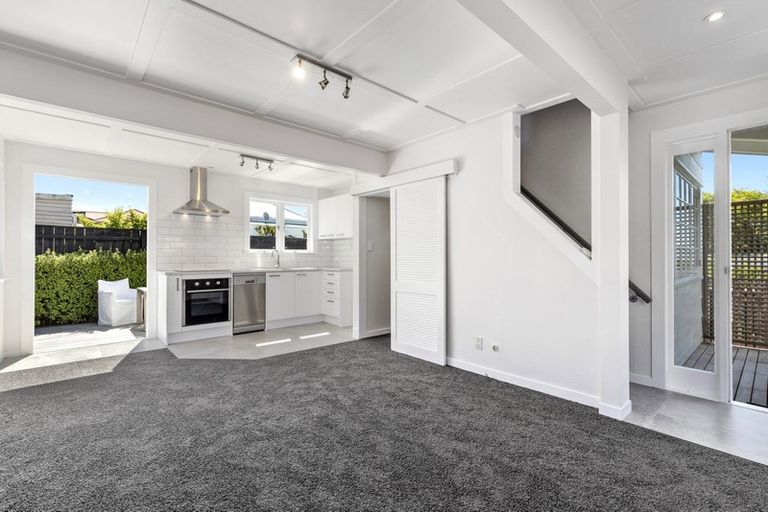 Photo of property in 5a Roslyn Terrace, Stanley Point, Auckland, 0624