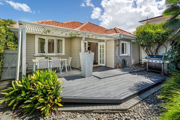 Photo of property in 2/39 Hillcrest Avenue, Hillcrest, Auckland, 0627