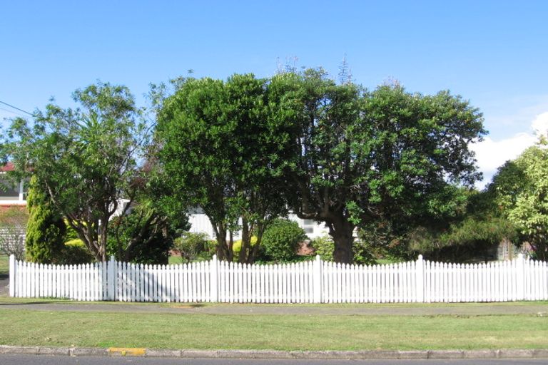 Photo of property in 51 Gloria Avenue, Te Atatu Peninsula, Auckland, 0610