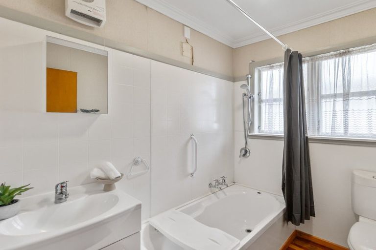 Photo of property in 6 Chester Street, Levin, 5510