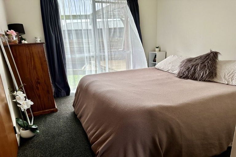 Photo of property in 24 Suzanne Grove, Kelvin Grove, Palmerston North, 4414