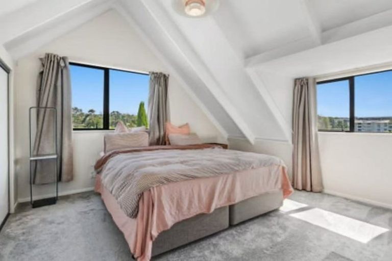 Photo of property in 14 Mallard Place, Unsworth Heights, Auckland, 0632