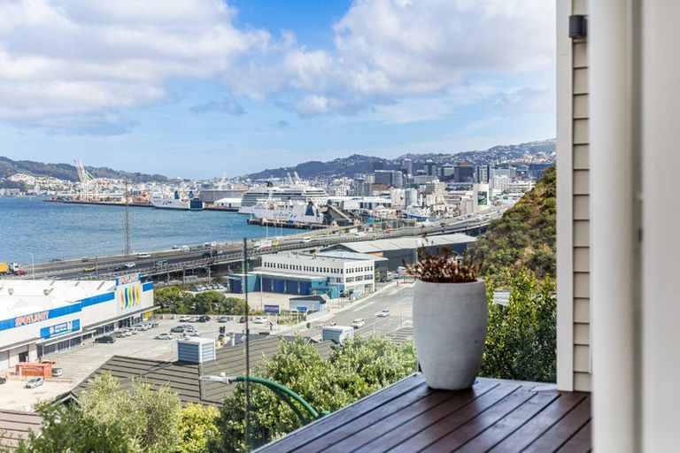 Photo of property in 5 Curnow Way, Kaiwharawhara, Wellington, 6035