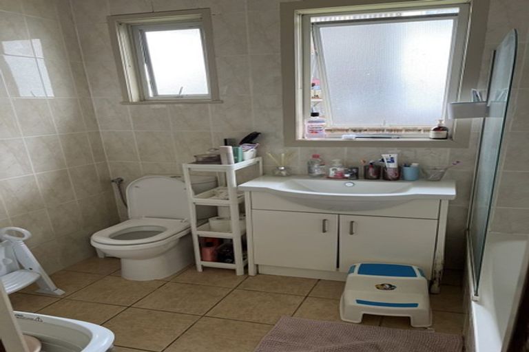 Photo of property in 41 Thornlow Street, Glendene, Auckland, 0602