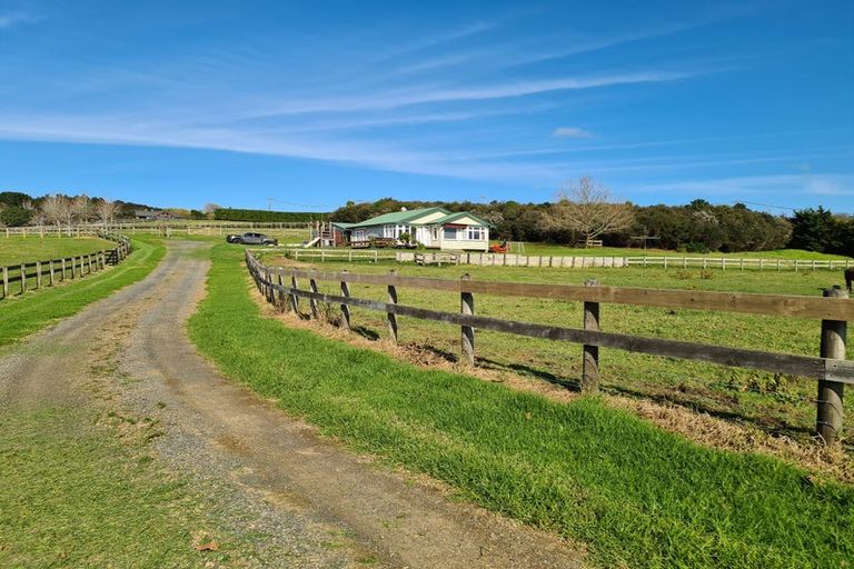 Photo of property in 34 Waikopua Road, Whitford, 2571
