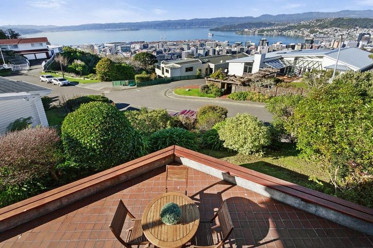 Photo of property in 5 Mataroa Avenue, Northland, Wellington, 6012