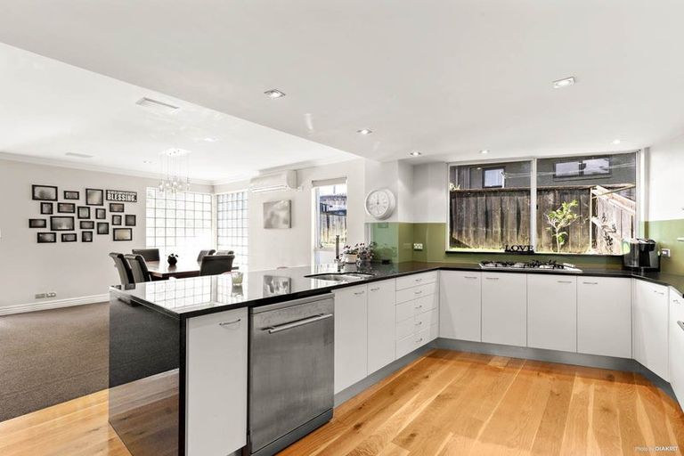 Photo of property in 8a Oteha Valley Road, Northcross, Auckland, 0632