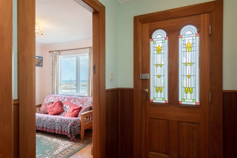 Photo of property in 16 Cave Road, Houghton Bay, Wellington, 6023