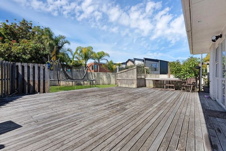 Photo of property in 6 Glenvil Lane, Te Atatu Peninsula, Auckland, 0610