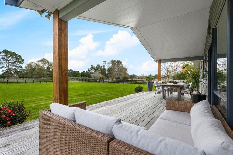 Photo of property in 124 Boord Crescent, Kumeu, 0891