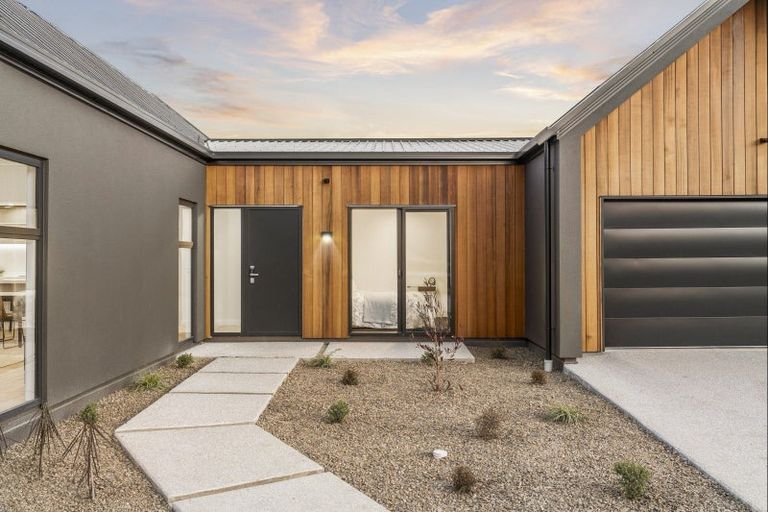 Photo of property in 10 Kamana Rise, Wanaka, 9382