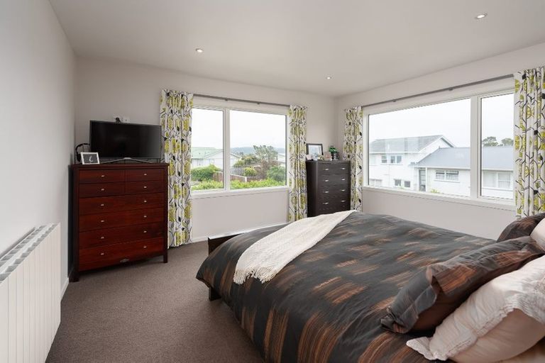 Photo of property in 21 Cheyne Walk, Newlands, Wellington, 6037