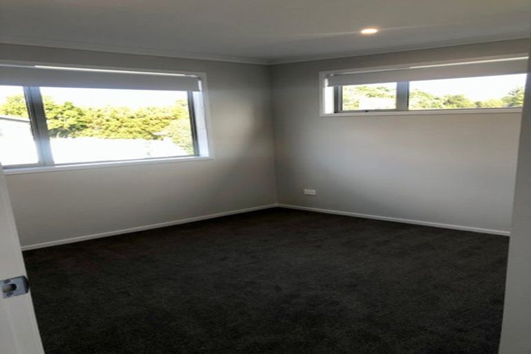 Photo of property in 1c Pavola Grove, Glenfield, Auckland, 0629
