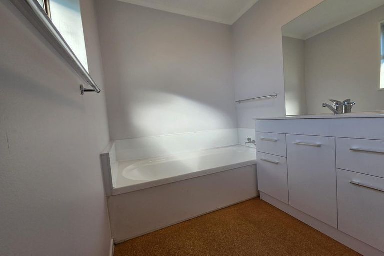 Photo of property in 2/3 Pinehurst Crescent, Russley, Christchurch, 8042