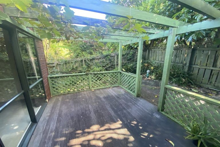 Photo of property in 2/8 Mossop Rise, Glenfield, Auckland, 0629
