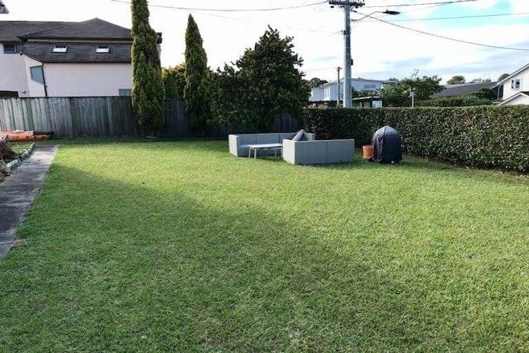 Photo of property in 2/96 East Coast Road, Forrest Hill, Auckland, 0620