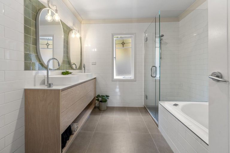 Photo of property in 28a Waterview Road, Stanley Point, Auckland, 0624