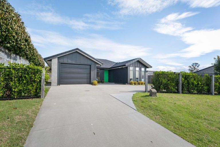 Photo of property in 25 Kayelene Place, Omokoroa, 3114