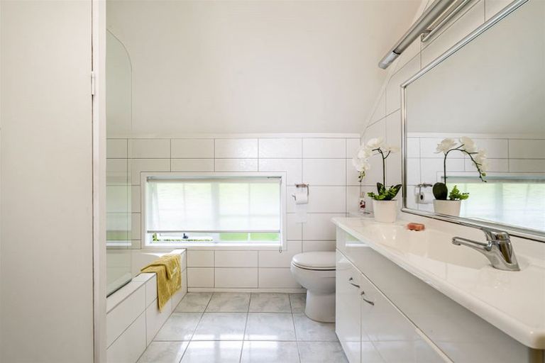 Photo of property in 1/6 Mahuta Grove, Northcote, Auckland, 0627