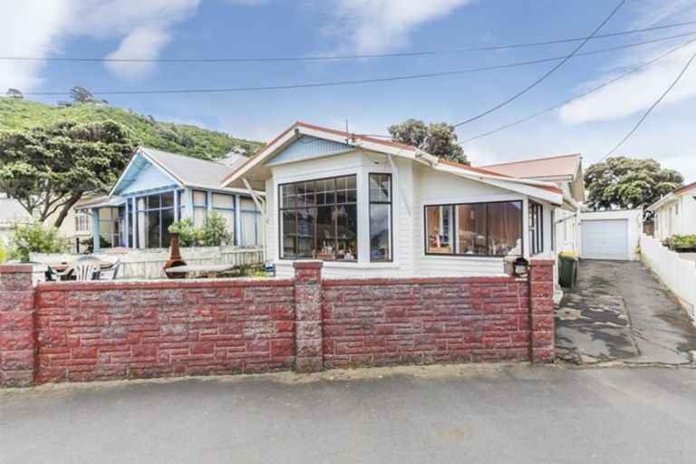 Photo of property in 128 Lyall Parade, Lyall Bay, Wellington, 6022
