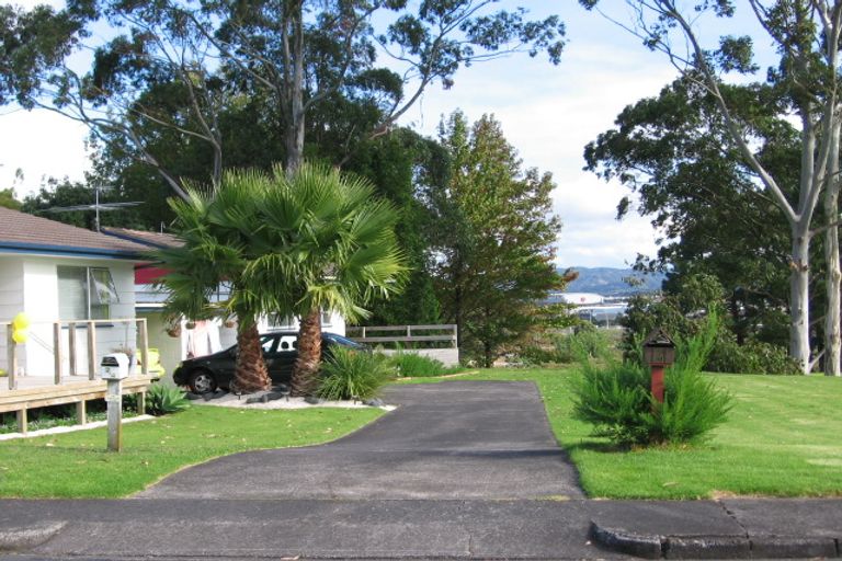 Photo of property in 2/4 Thomas Avenue, Te Atatu Peninsula, Auckland, 0610