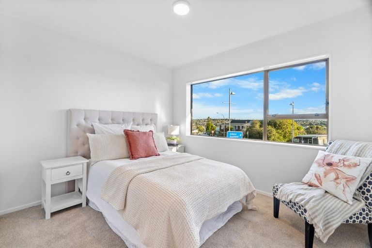 Photo of property in 1/965 Beach Road, Torbay, Auckland, 0630