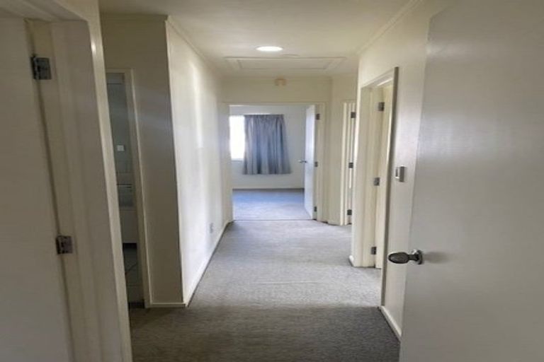 Photo of property in 3a Louise Place, West Harbour, Auckland, 0618