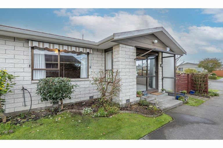 Photo of property in 1/40 Sarabande Avenue, Redwood, Christchurch, 8051