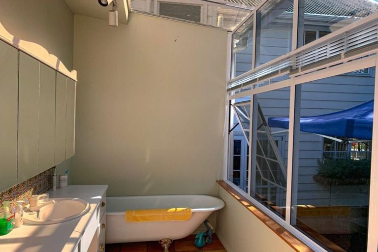 Photo of property in 5 Queen Street, Northcote Point, Auckland, 0627