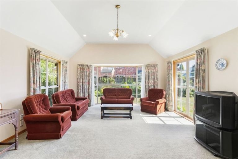 Photo of property in 15 Tavistock Place, Russley, Christchurch, 8042