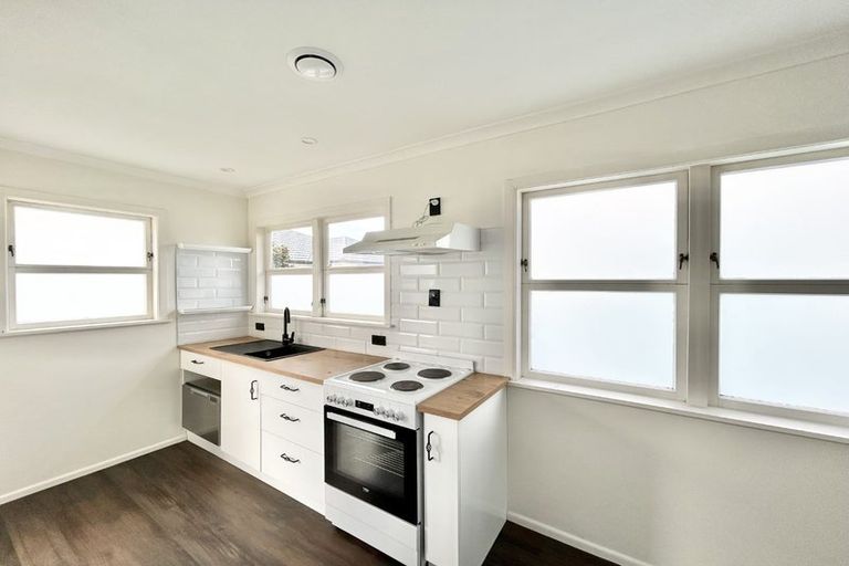 Photo of property in 32 Queenwood Road, Levin, 5510