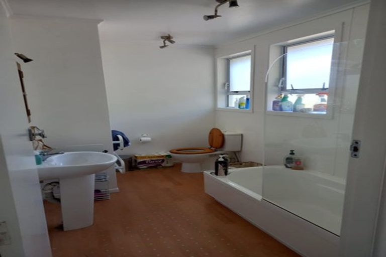 Photo of property in 1/10 Mckelvey Place, Tawa, Wellington, 5028