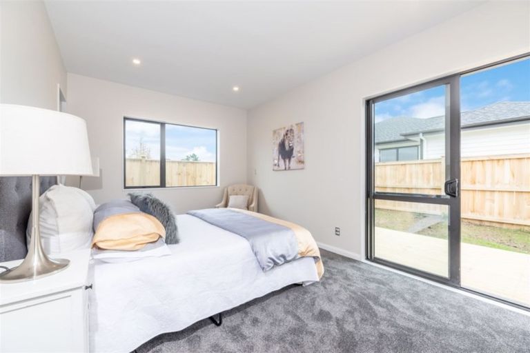 Photo of property in 11 Reserva Crescent, Kumeu, 0810