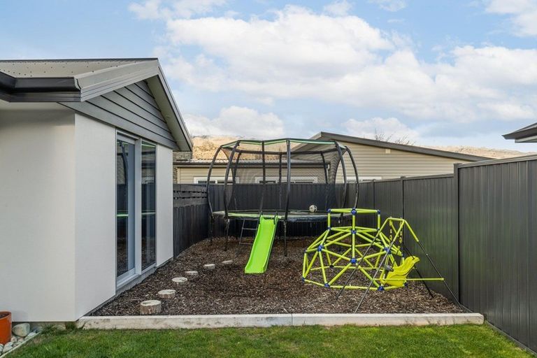 Photo of property in 72 Stratford Drive, Mount Pisa, Cromwell, 9383