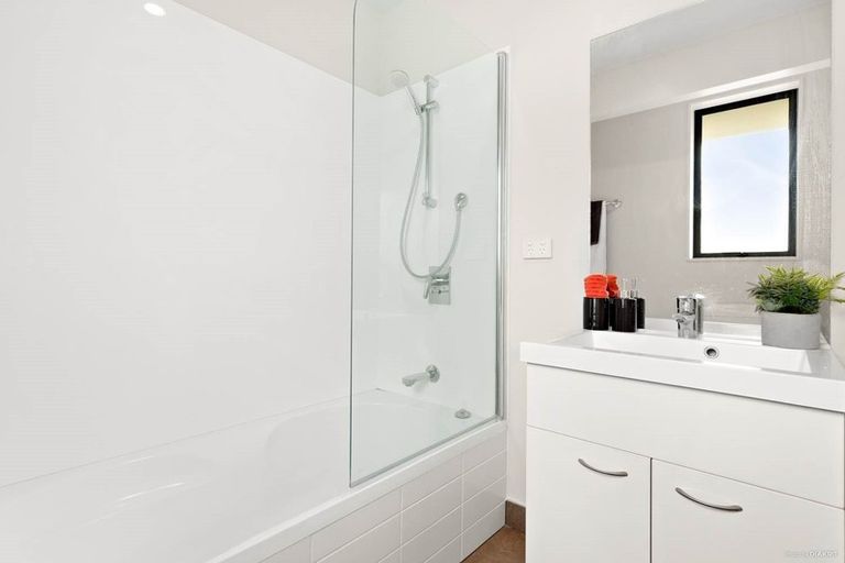 Photo of property in 33 Cityview Place, Massey, Auckland, 0614