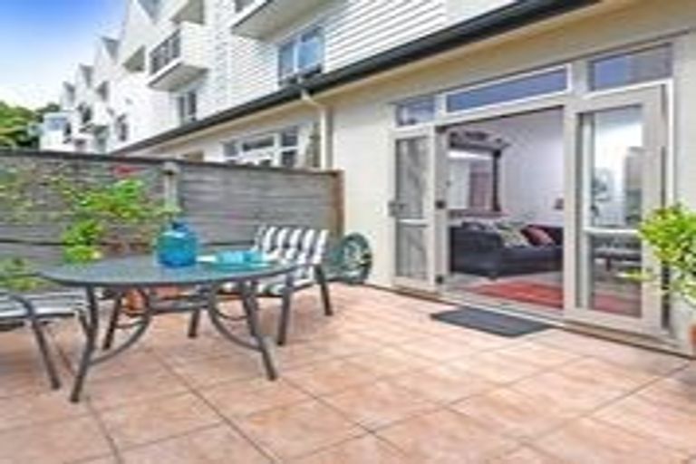 Photo of property in Henry Walton Flats, 4/2 Upper Queen Street, Auckland Central, Auckland, 1010