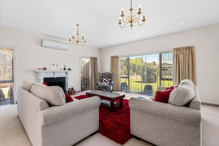 Photo of property in 6 Daffodil Grove, Carterton, 5713