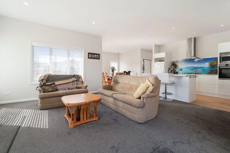 Photo of property in 8 Eric Farley Drive, Kumeu, 0810