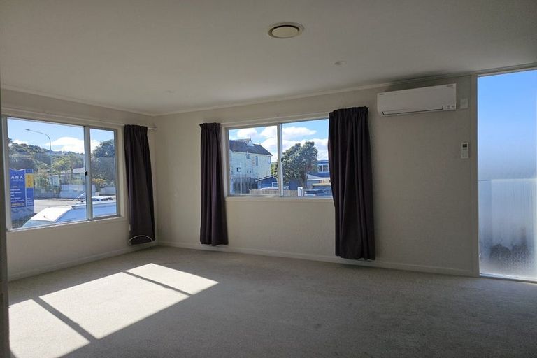 Photo of property in 35-37 Mana Esplanade, Paremata, Porirua, 5026