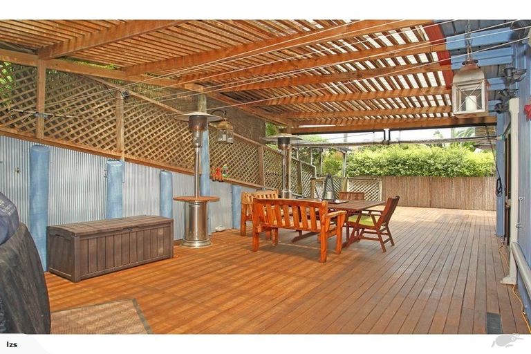 Photo of property in 24 Holt Avenue, Torbay, Auckland, 0630