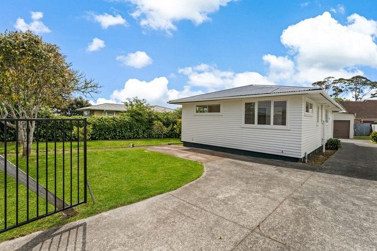 Photo of property in 30 Ozich Avenue, Te Atatu South, Auckland, 0610