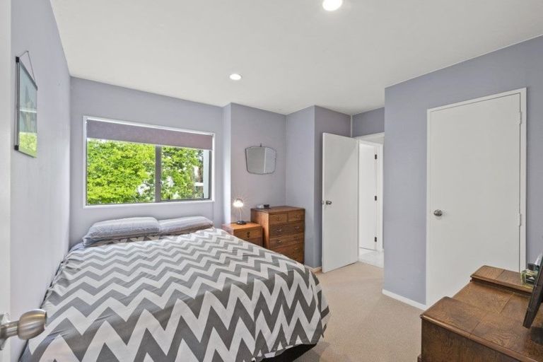 Photo of property in 2/284 Sunset Road, Windsor Park, Auckland, 0632