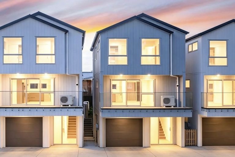 Photo of property in 26d Trojan Crescent, New Lynn, Auckland, 0600