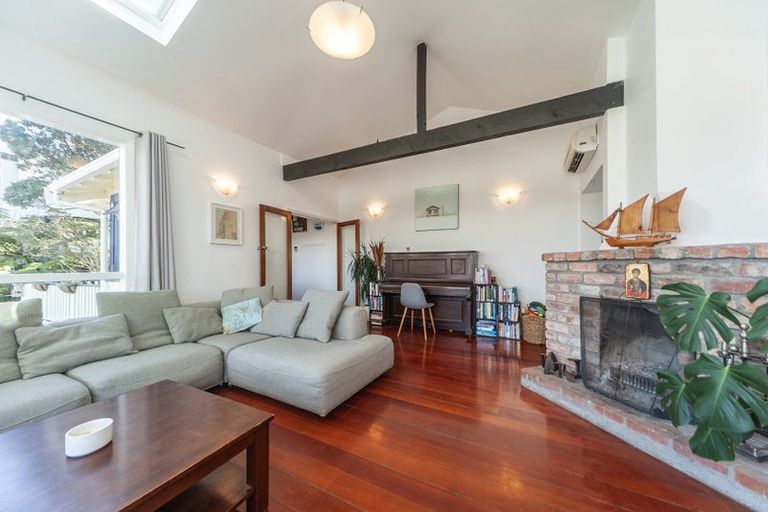 Photo of property in 49 Harbour View Road, Northland, Wellington, 6012