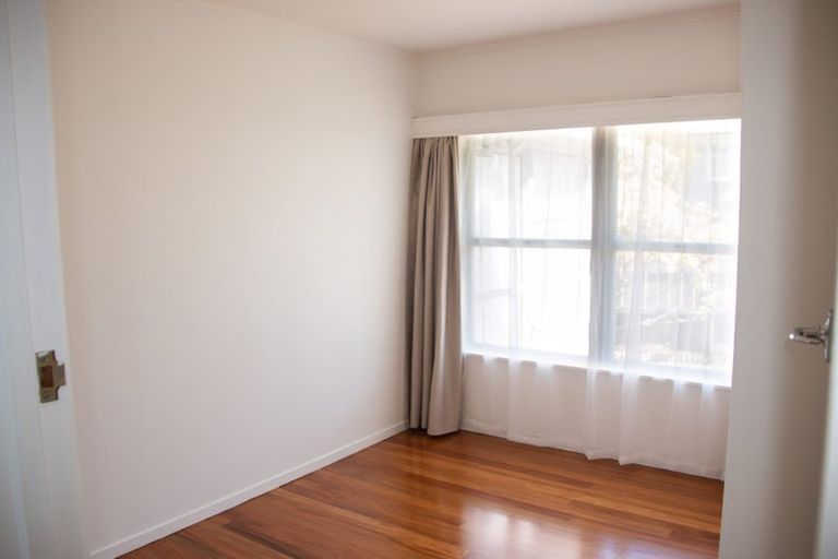 Photo of property in 1/22 Old Lake Road, Narrow Neck, Auckland, 0624