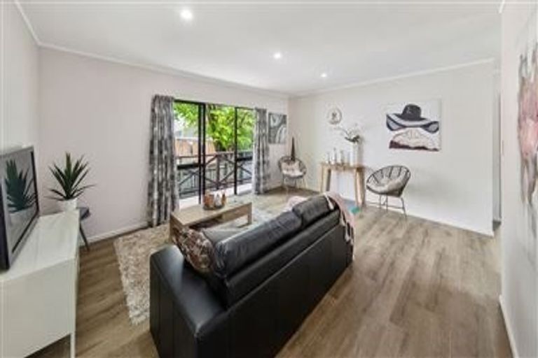 Photo of property in 2/58 Clevedon Road, Papakura, 2110