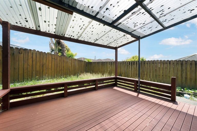 Photo of property in 18 Plumstead Rise, Glen Eden, Auckland, 0602