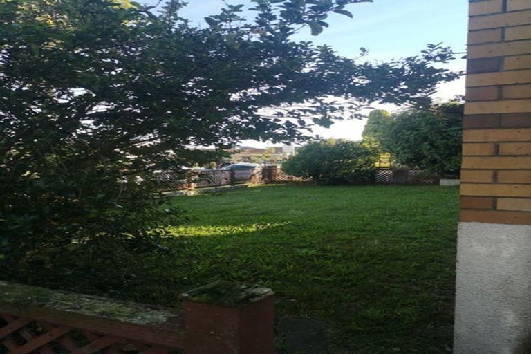 Photo of property in 1/62 Aviemore Drive, Highland Park, Auckland, 2010