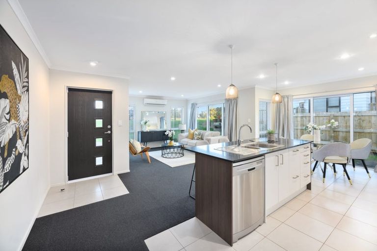 Photo of property in 12 Lockyer Road, Kumeu, 0810