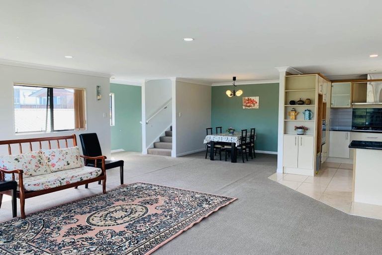 Photo of property in 2/890 East Coast Road, Northcross, Auckland, 0630